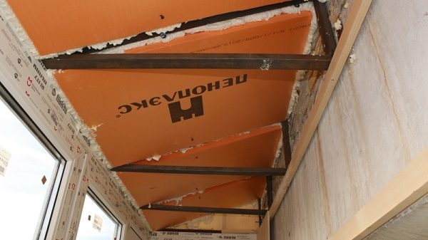installation de penoplex sur le toit du balcon
