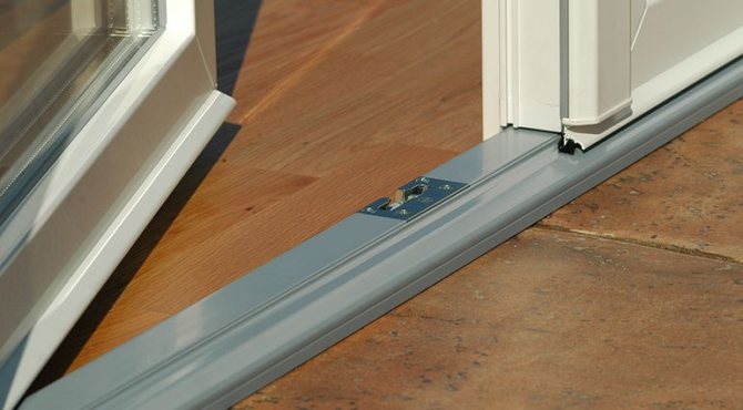 Installation d'un seuil en plastique pour une porte de balcon sur des supports séparés