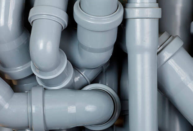 installation de tuyaux d'égout en plastique