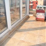Installation de carreaux à faire soi-même sur le balcon: comment le mettre, photo