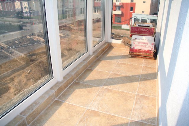 Installation à faire soi-même de carreaux sur le balcon: comment mettre, photo