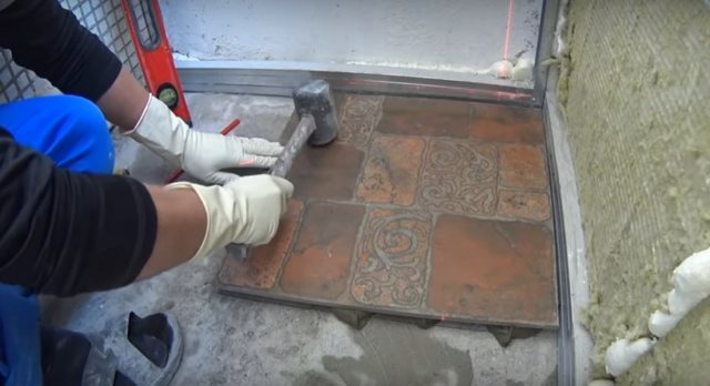 Installation à faire soi-même de carreaux sur le balcon: comment mettre, photo