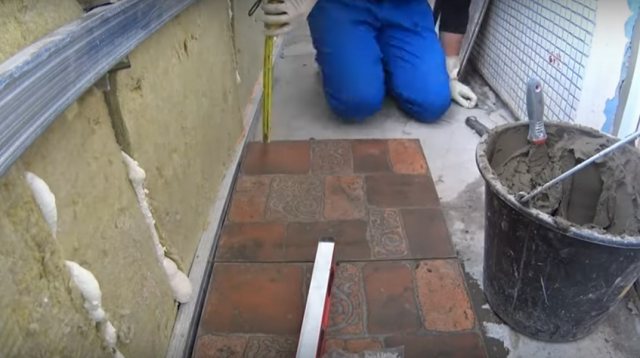 Installation à faire soi-même de carreaux sur le balcon: comment mettre, photo