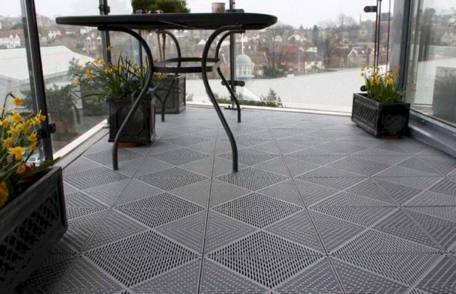 Installation à faire soi-même de carreaux sur le balcon: comment mettre, photo