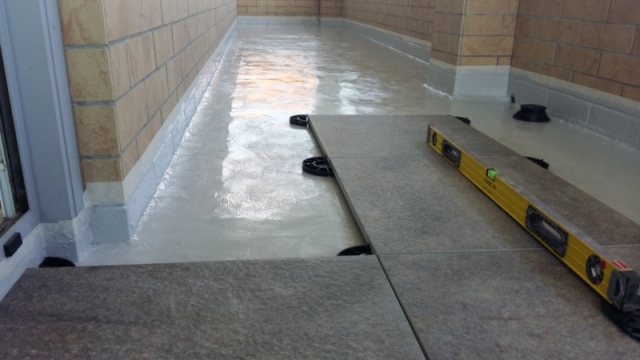 Installation à faire soi-même de carreaux sur le balcon: comment mettre, photo