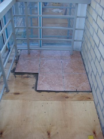Installation à faire soi-même de carreaux sur le balcon: comment mettre, photo
