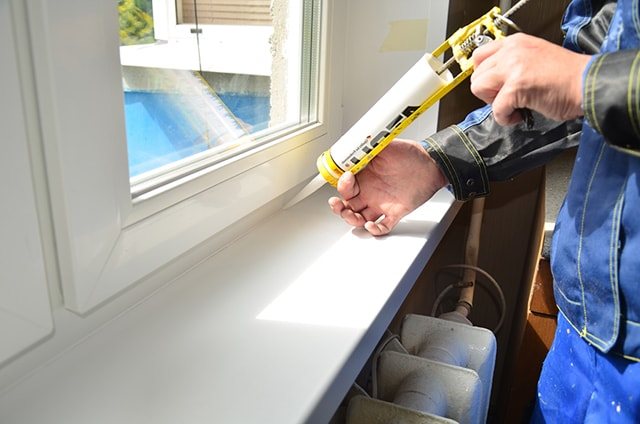 installation d'appuis de fenêtre pour fenêtres en plastique