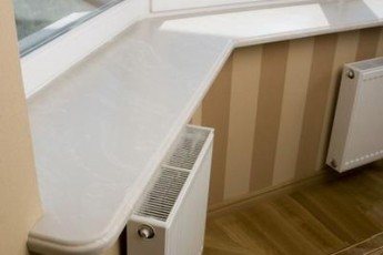 Pose d'appuis de fenêtre en pierre, aggloméré et grès cérame