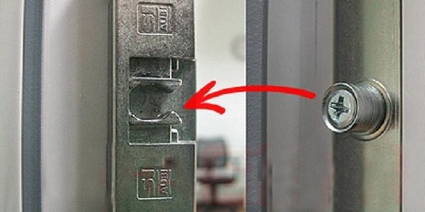 installation d'un loquet à rouleau pour une porte de balcon en plastique