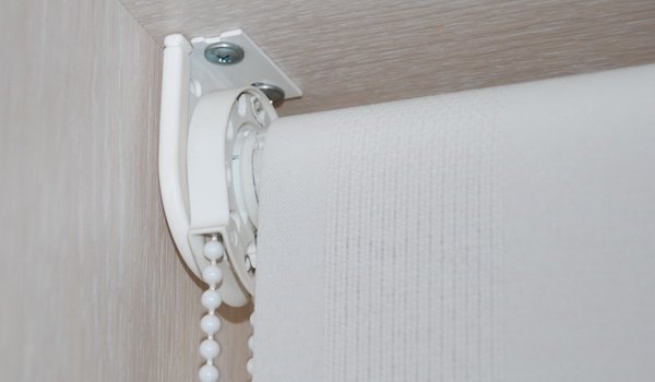 Installation de volets roulants dans l'ouverture de fenêtre aux angles