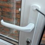 Montage de la poignée sur une porte en plastique