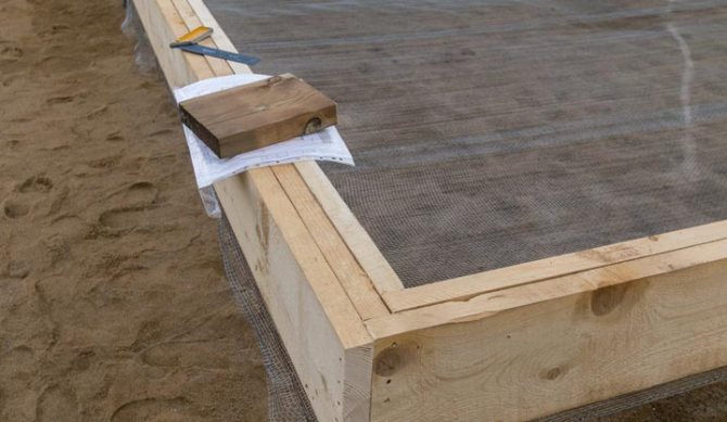 Installation d'un treillis de souris sous le sol rugueux d'une maison à ossature.