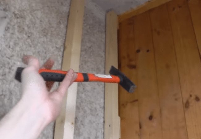 Installation de racks pour l'installation d'une serre fixe