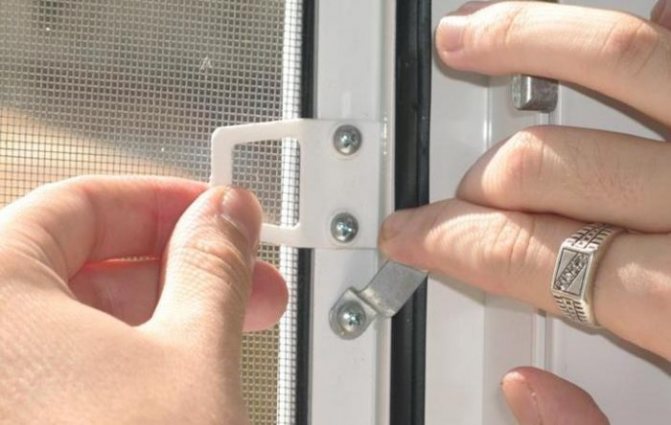 Moustiquaire sur les fenêtres en plastique: comment retirer la moustiquaire de la fenêtre sans excès