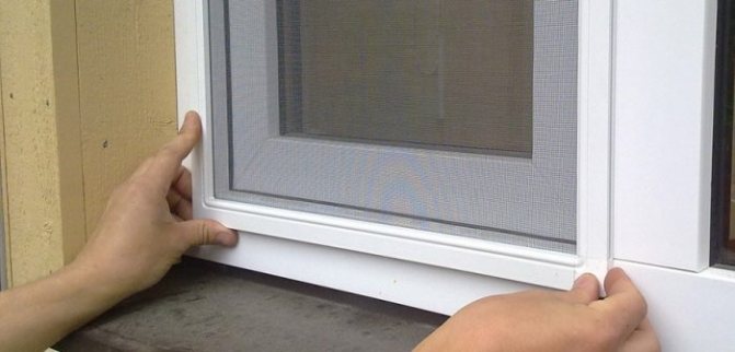 Moustiquaire sur les fenêtres en plastique: comment retirer la moustiquaire de la fenêtre sans excès