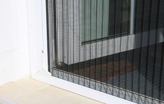 Moustiquaire plissée sur la fenêtre