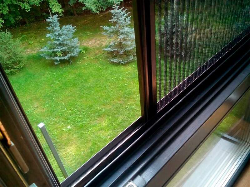 Moustiquaires sur fenêtres plissées en plastique