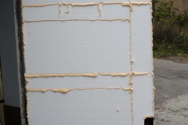 Est-il possible d'isoler une maison en bois avec de la mousse à l'extérieur ou non