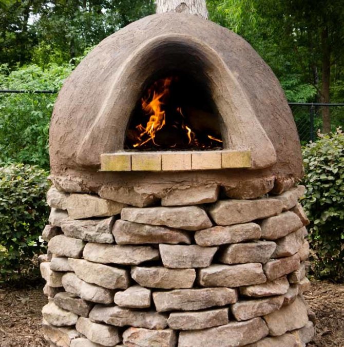 La photo montre un four d'argile