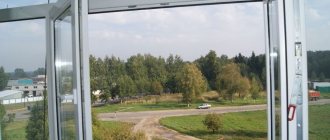 Sur la photo: une fenêtre ouverte sans partition vous permettra de profiter de la vue depuis la fenêtre