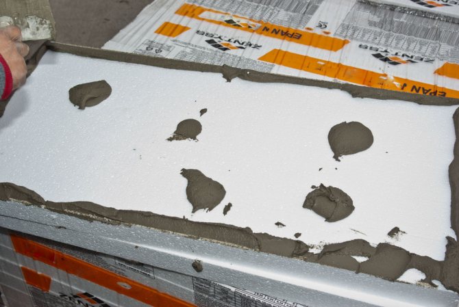 La photo montre comment appliquer de la colle mousse