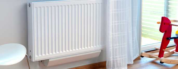 La photo montre qu'il y a une station de filtrage sous le radiateur.