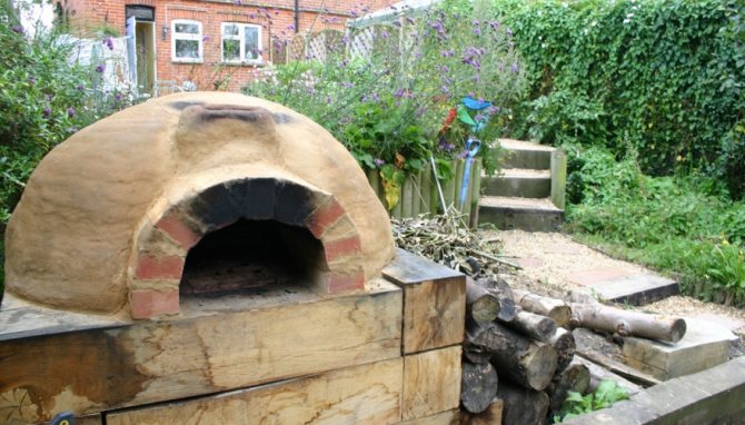 La photo montre un four d'argile