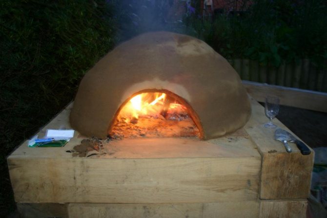 La photo montre un four d'argile