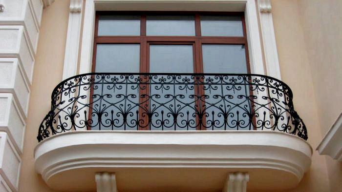 Chargez sur le balcon dans la maison à panneaux