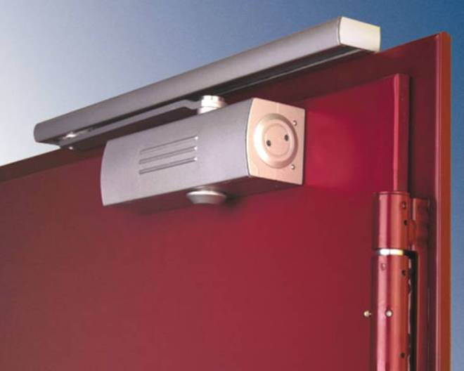 Ferme-porte en saillie