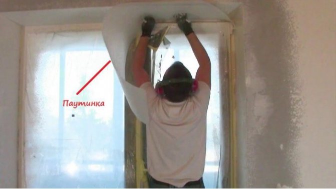 coller une toile d'araignée sur une pente