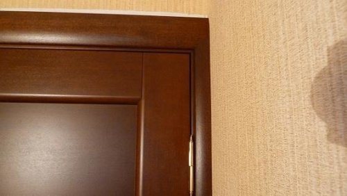 platband si la porte est dans le coin