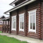 plateaux sur windows dans une maison en bois