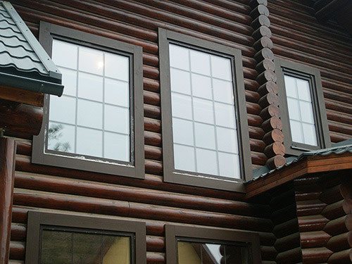 plateaux sur windows dans une maison en bois