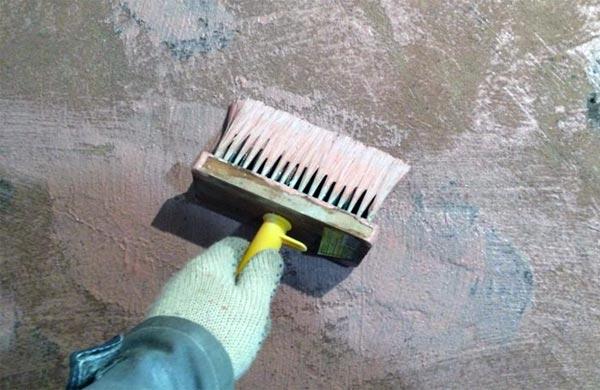 Appliquer l'apprêt sur le mur avec un pinceau