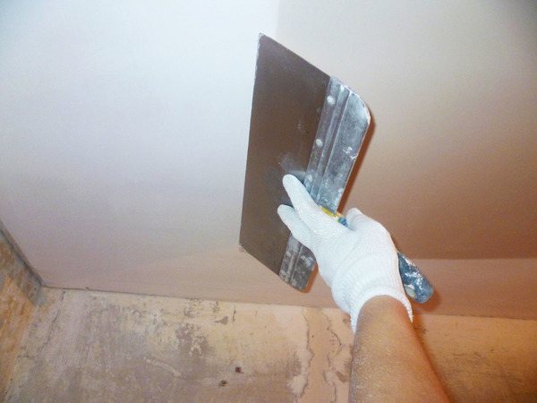 Application de mastic de plafond