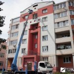 Application de la peinture isolante thermique Korund sur la façade