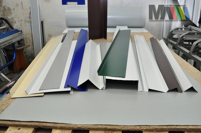 bandes de métal colorées