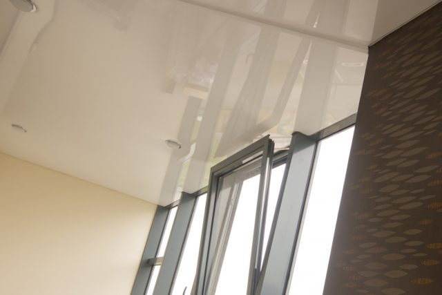 Plafond tendu sur la loggia: photos et avis