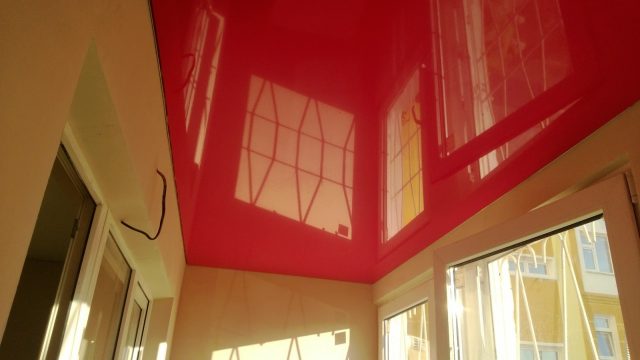 Plafond tendu sur la loggia: photos et avis