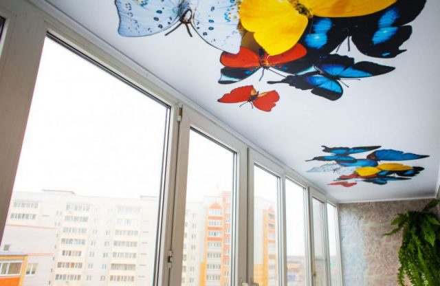 Plafond tendu sur la loggia: photos et avis