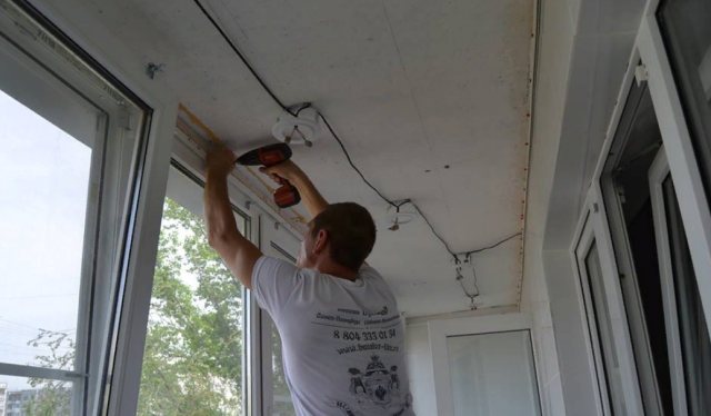 Plafond tendu sur la loggia: photos et avis