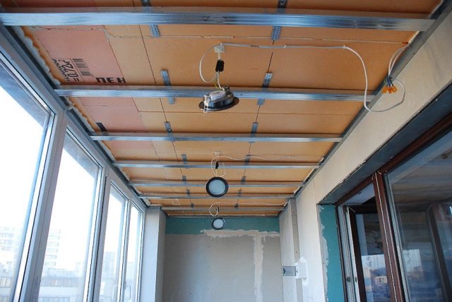 Plafond tendu sur la loggia: photos et avis