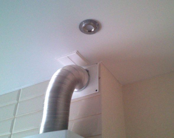 Plafond tendu avec un chauffe-eau à gaz dans la cuisine