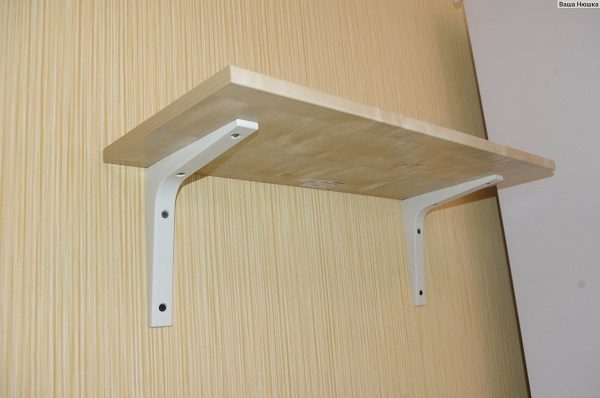 étagère suspendue sur le balcon