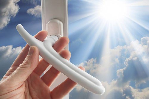 La poignée de fenêtre en plastique ne tourne pas