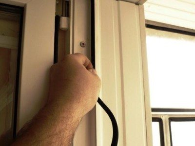 La porte de balcon en plastique ne ferme pas: comment dépanner