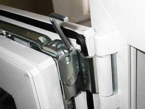 La porte en plastique du balcon ne se ferme pas: que faire