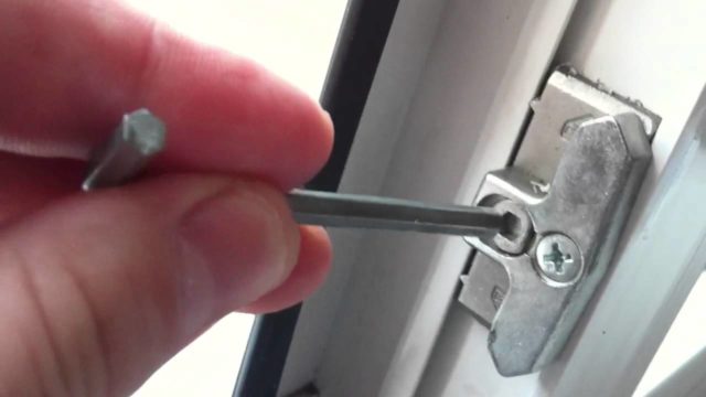 La porte en plastique du balcon ne se ferme pas: que faire