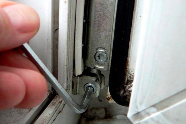 La porte en plastique du balcon ne se ferme pas: que faire